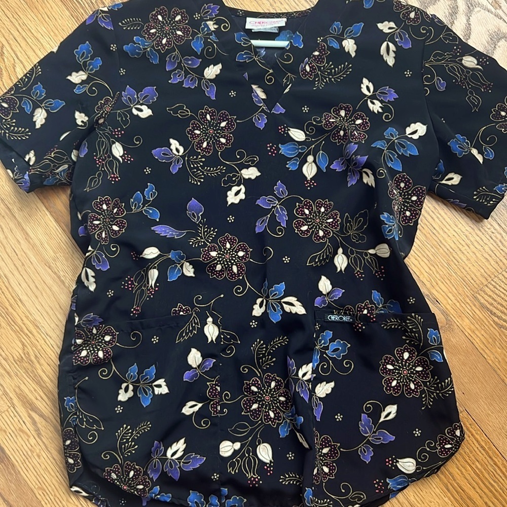 Cherokee silky Vneck floral scrub top . 2 pocket. Tie waist szS